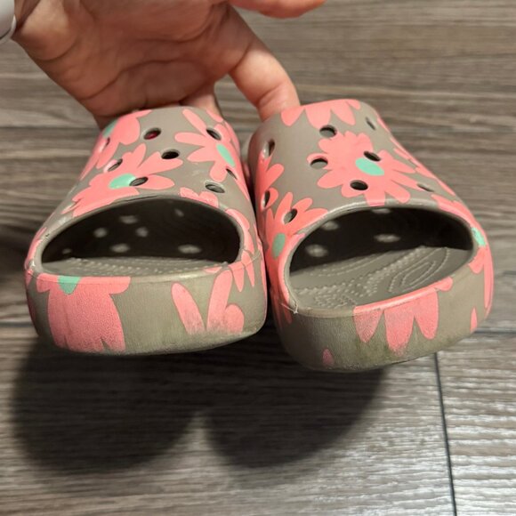 Crocs Classic Platform Retro Resort Flip Flops – Women’s Size 5 – Floral Pattern - Picture 4 of 9